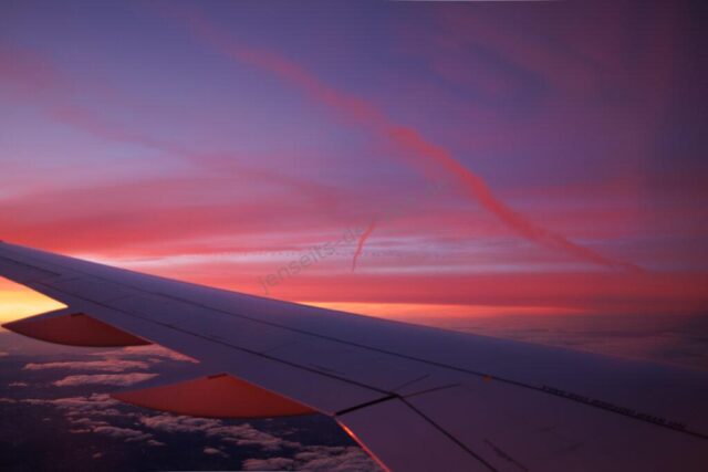 Ein fantastischer Sonnenuntergang über den Wolken
