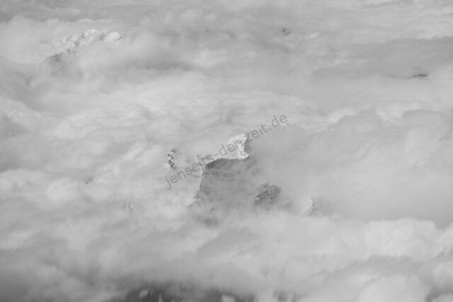 Alpengipfel im Wolkenmeer