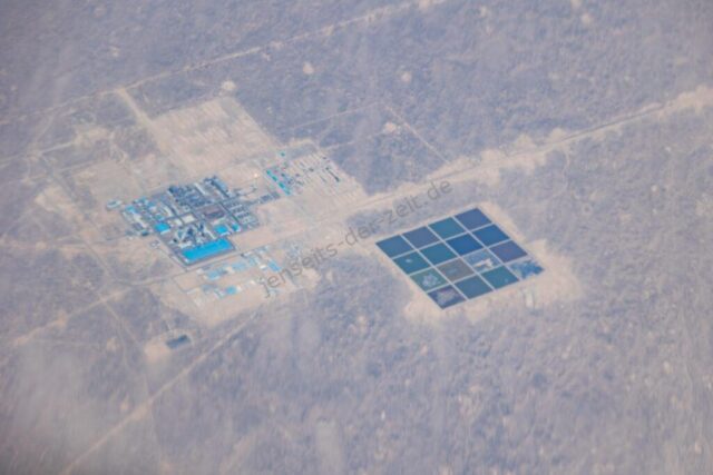 Blick nach Kasachstan - Gasfeld in der Wüste?